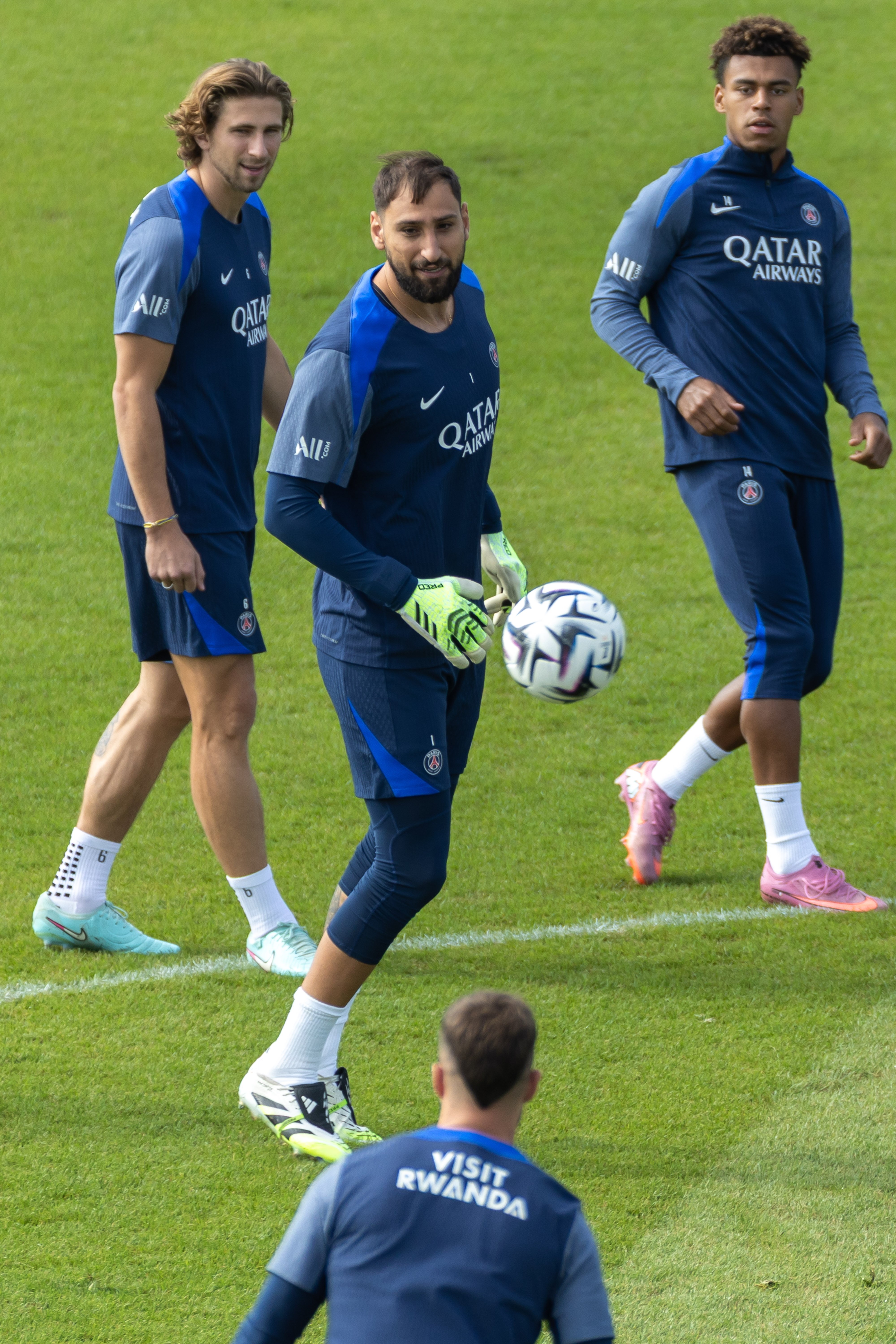 ayxsport-包含窗口期巴黎圣日耳曼备战英超,防线松动细节曝光,气氛紧张,训练强度明显提升的词条