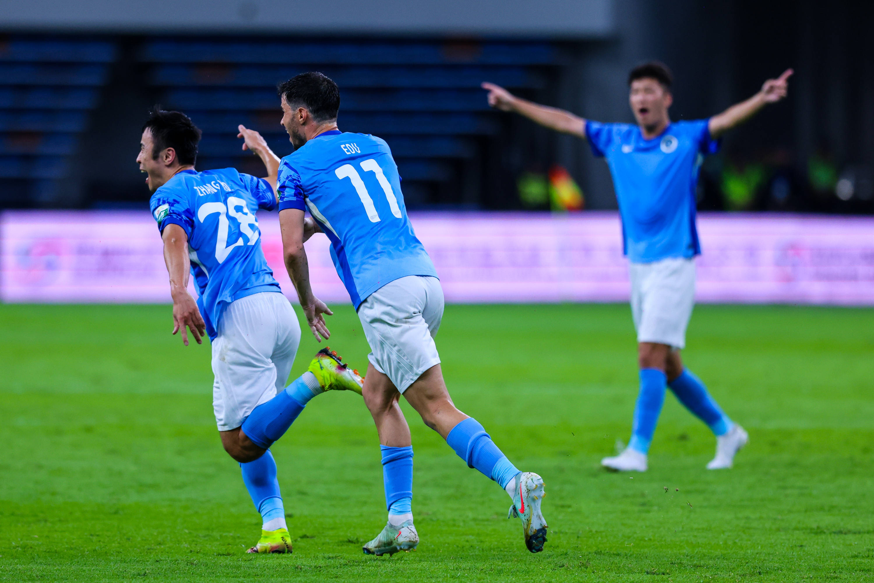 关于广州队迎中超关键赛；今晨造点机会；震撼外界；轮换策略成焦点的信息